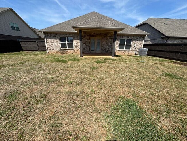 Building Photo - Spacious home with a fence, in PRIME location with a move in special