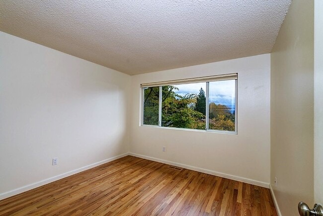 Building Photo - Spacious Redmond 3 BR Home - Close to Parks and Microsoft