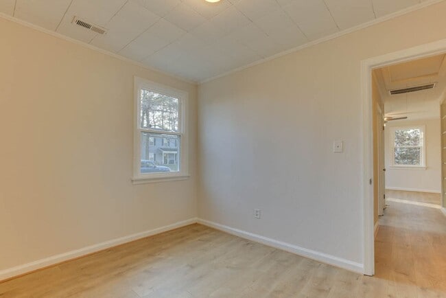 Building Photo - Charming Renovated Home with Modern Upgrades and Spacious Yard!