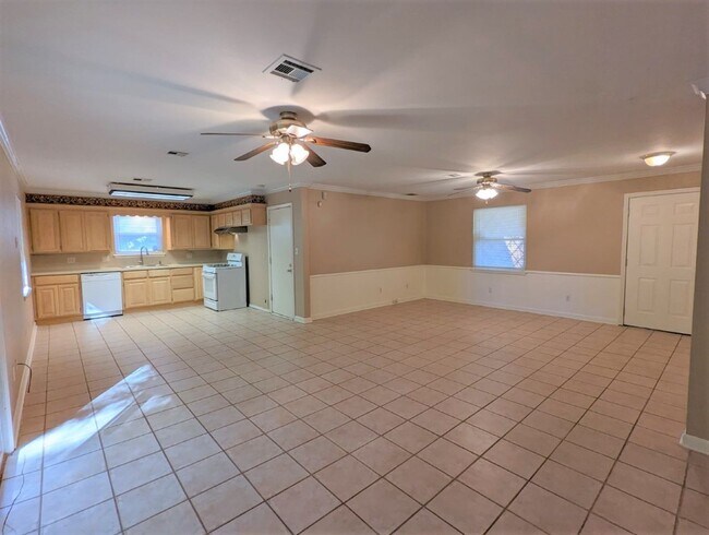 Building Photo - 1813 Hardy Dr