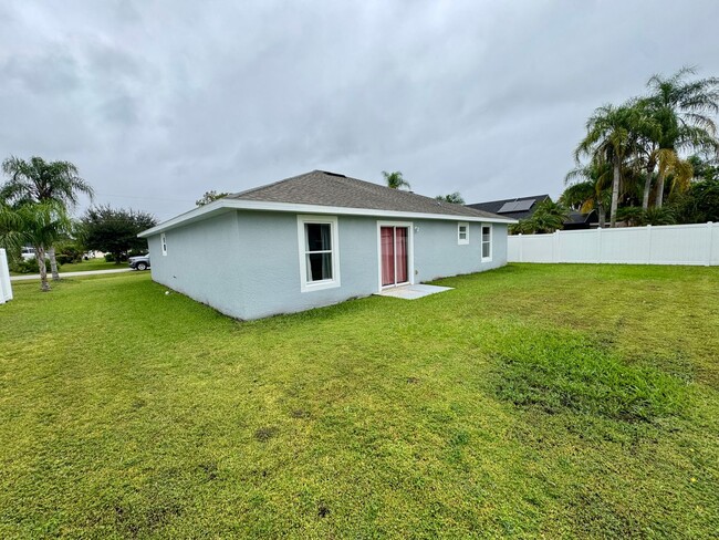 Building Photo - 4 Bedroom 2 Bath Home in Poinciana Village 3