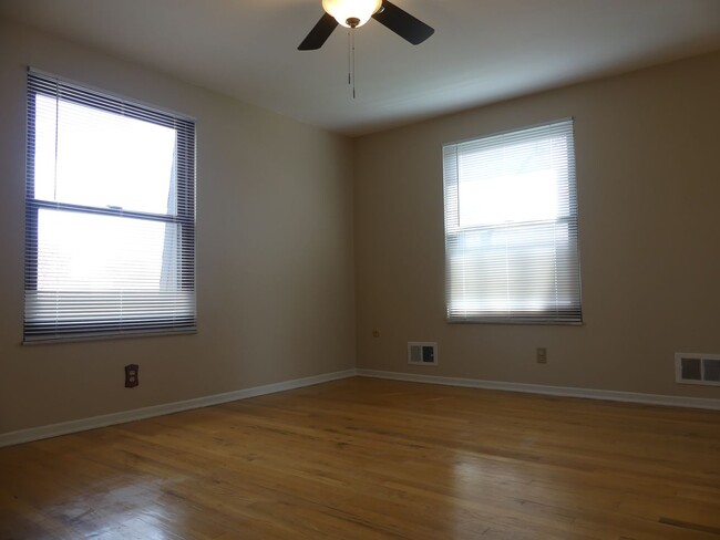 Building Photo - Remodeled 4 bedroom! Fenced backyard! 2 Ca...