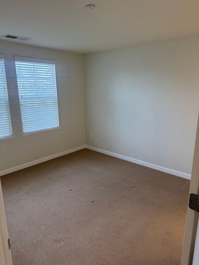 Building Photo - Stunning 2-bedroom, 2.5-bathroom condo