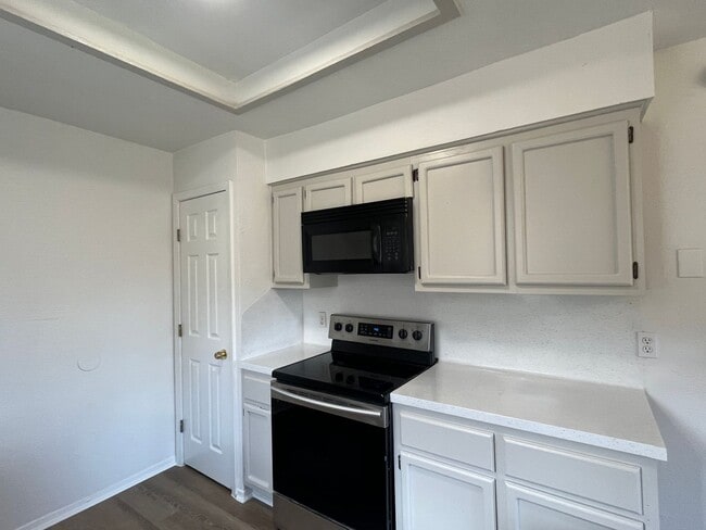 Building Photo - Recently Updated South Side Home!