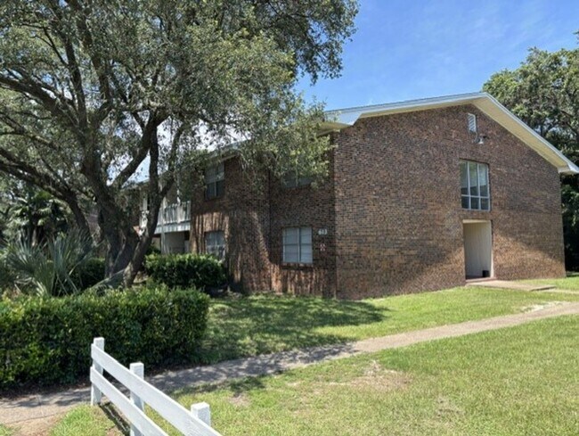 Building Photo - 613 Colonial Dr