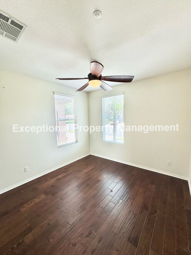 Building Photo - Beautiful 3 bedroom 3 bathroom single stor...