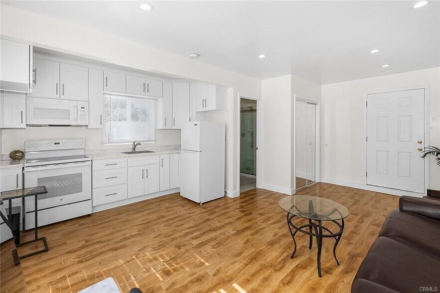 Building Photo - 8829 Sylmar Ave