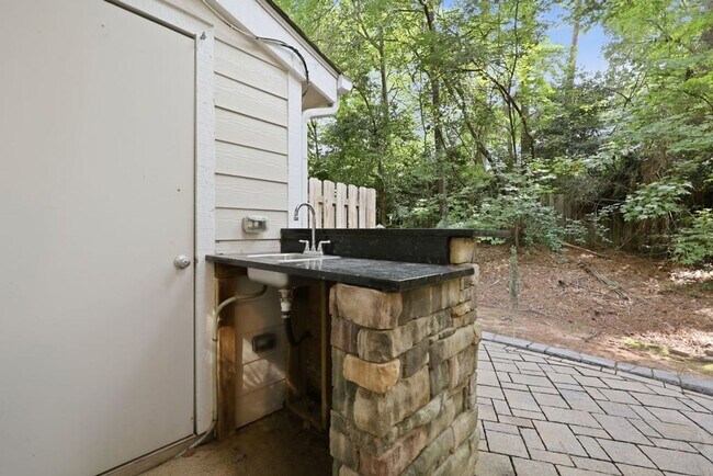 Building Photo - Modern 3BD, 2.5BA North Raleigh Townhome with Upgrades in a Prime Location Near Top Shopping, Din...