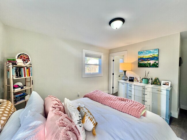 Building Photo - IMMACULATE with ALL THE UPDATES!