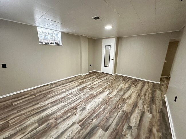 Building Photo - 3 Bed 1.5 Bath with an Additional Bedroom