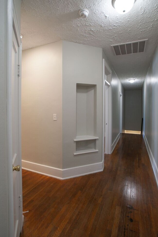 Building Photo - Quiet, Spacious 2BR/1BA