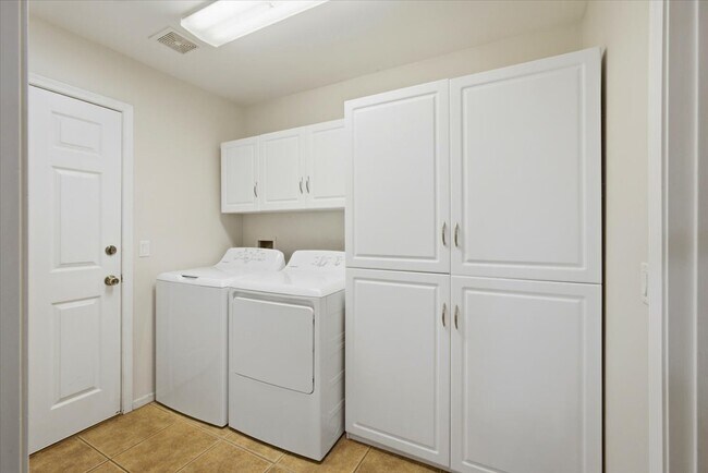 Building Photo - 2330 W Gambel's Ridge Dr