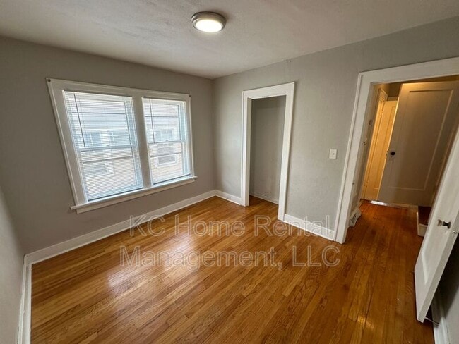 Building Photo - 402 Van Brunt Blvd
