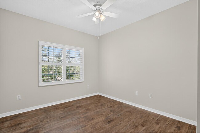 Building Photo - 625 Fairway Dr