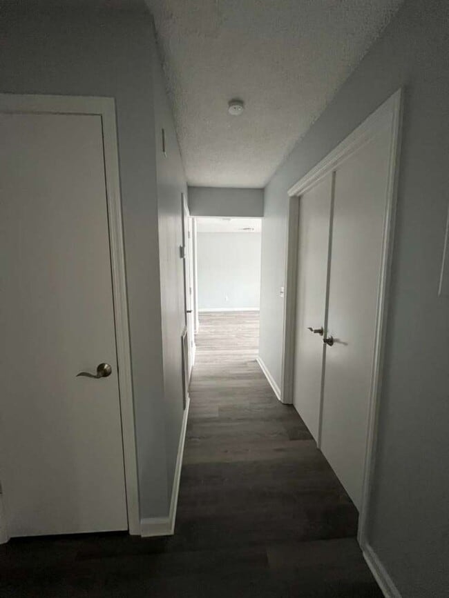 Building Photo - Cute 2 bedroom 1 bathroom condo! Freshly painted! New flooring!