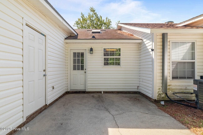Building Photo - 141 Pine Crest Dr