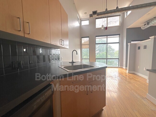 Building Photo - 514 W 10th St