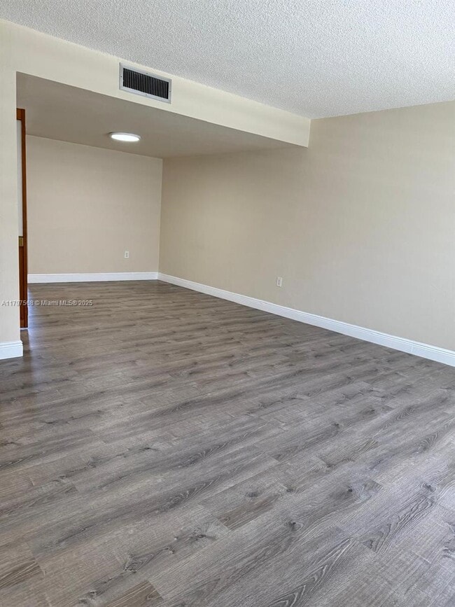 Building Photo - 10814 N Kendall Dr