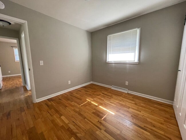 Building Photo - Two Bedroom Duplex in Portage