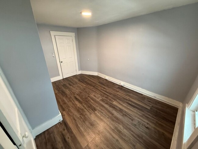 Building Photo - Third floor, 2 bed/1 bath, West Manchester $1700