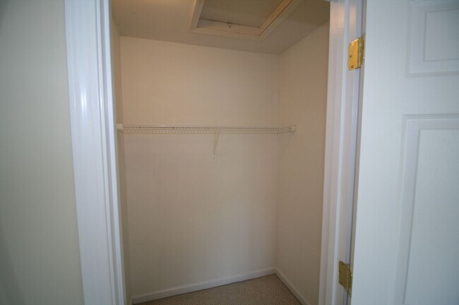 Building Photo - Willow Bend Home. 1st Floor Primary Bedroo...