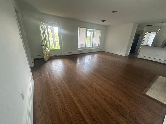 Building Photo - Available Now- 3 Bedroom Home in York!