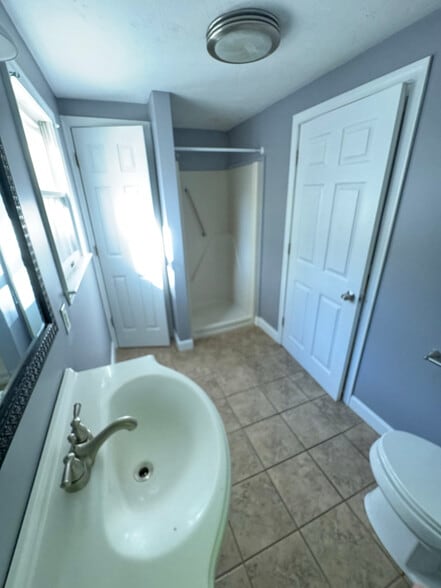 Building Photo - 1104 Pleasant St