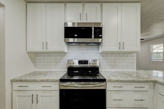 Building Photo - Spacious Elegance: Open Floor Plan, Dual V...