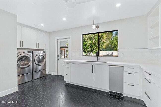 Building Photo - 3842 E San Miguel Ave