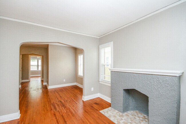 Building Photo - Charming Duplex 1/1 Duplex With Storage!