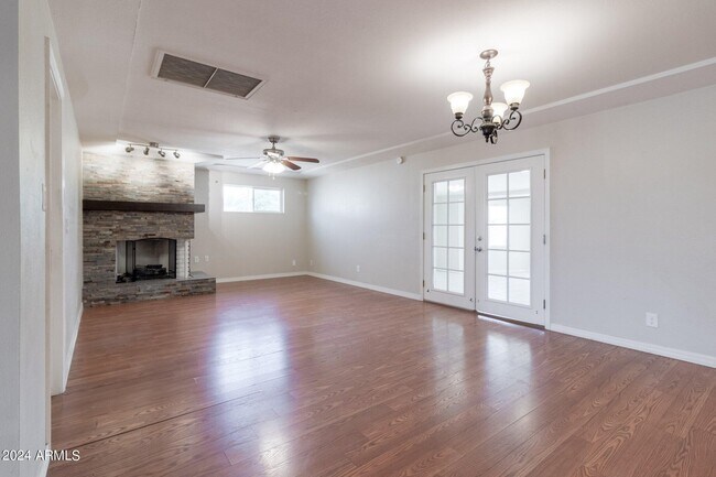 Building Photo - 40 E Balboa Dr