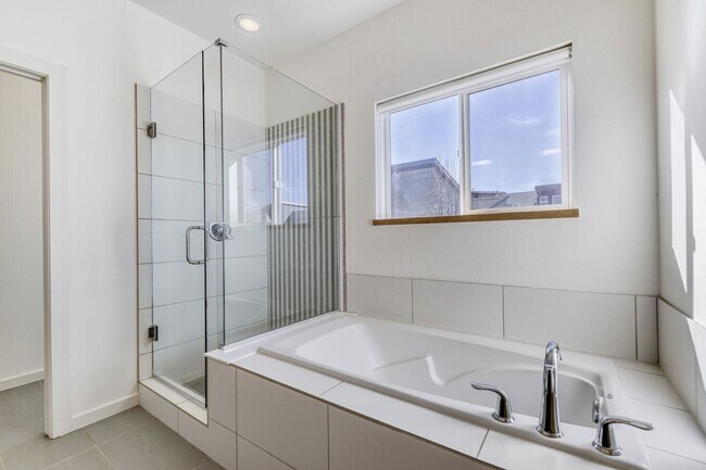 Building Photo - Bright Contemporary 3 Bedroom 2 Bath - August 1st!