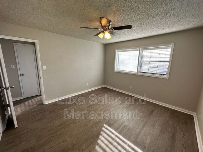 Building Photo - 209 Gill Dr