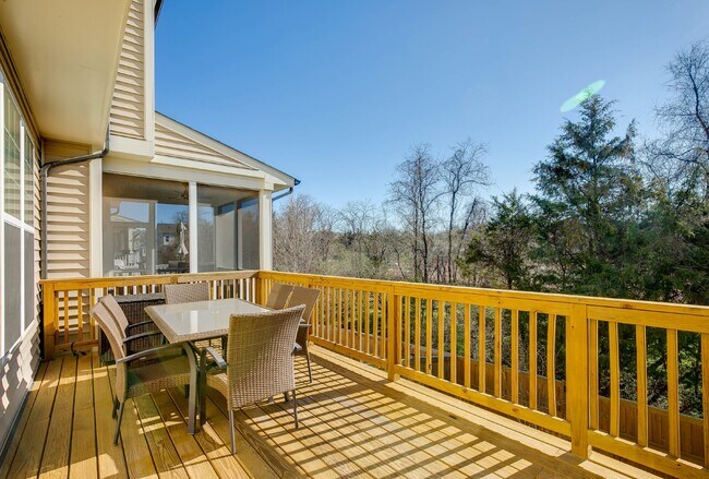 Building Photo - Luxurious 4-Bedroom Townhouse with 2 Car Garage in Manassas!