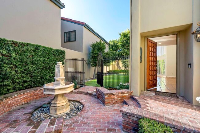 Building Photo - 369 Avenida Granada St