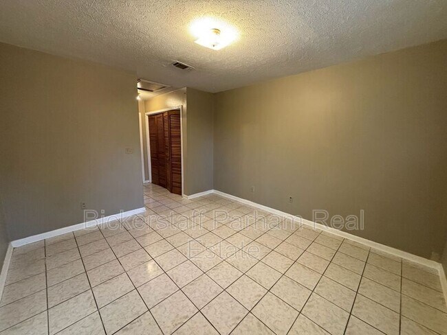 Building Photo - 621 Hughes St