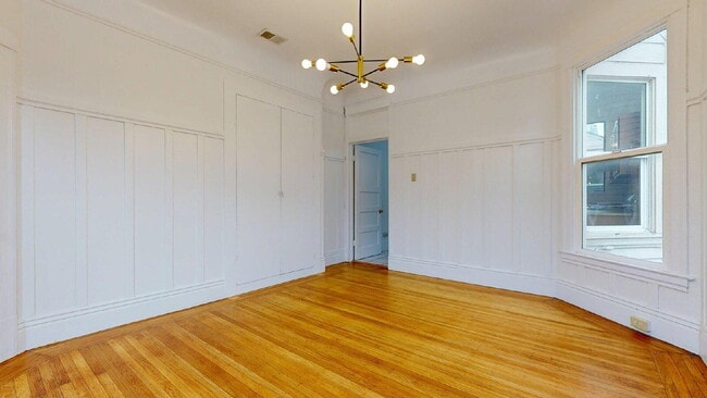 Building Photo - Bright Top-Floor 2BR / 1.5BA Apartment North of Panhandle & Next to Golden Gate Park