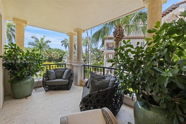 Building Photo - 19122 Fisher Island Dr