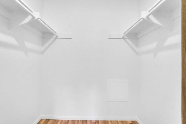 Building Photo - Great three bedroom townhome in UTC! Avail...