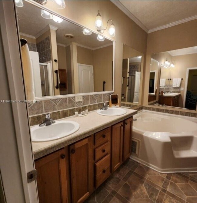 Building Photo - 320 Moss Hill Rd