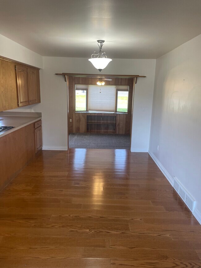 Building Photo - 4685 Mackinaw Rd