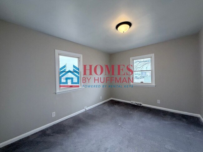 Building Photo - Four Bedroom House