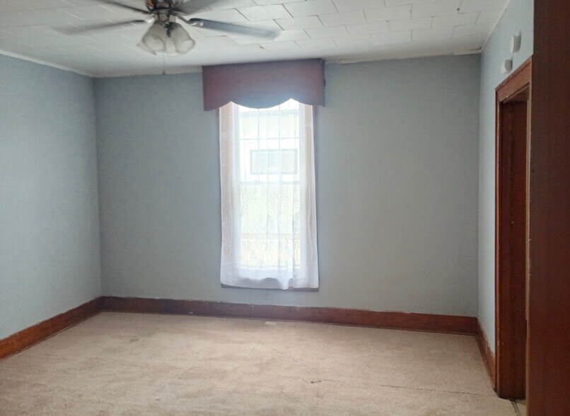 Building Photo - 227 S Main St