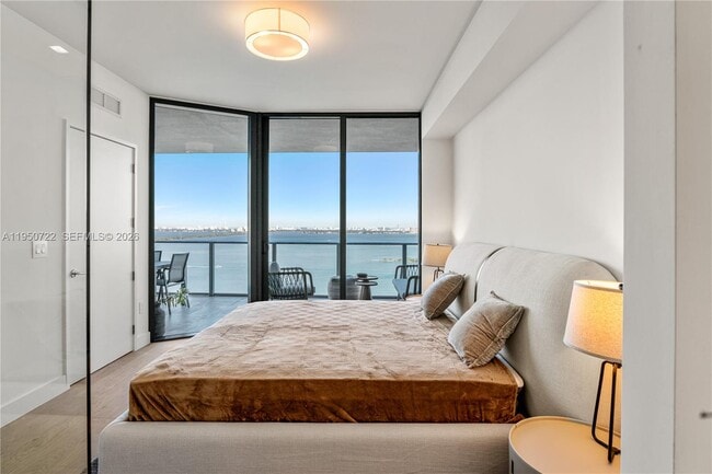 Building Photo - 700 NE 24th St