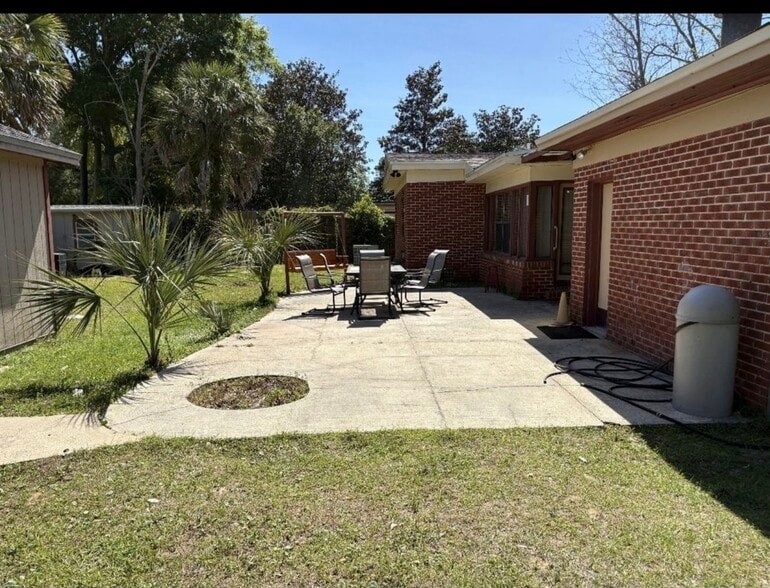 Building Photo - 211 Ariola Ave