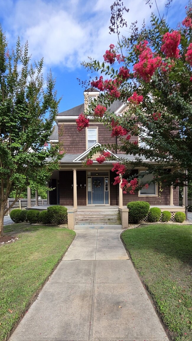Building Photo - Charming First-Floor Apartment on Gorgeous Camden Ave!