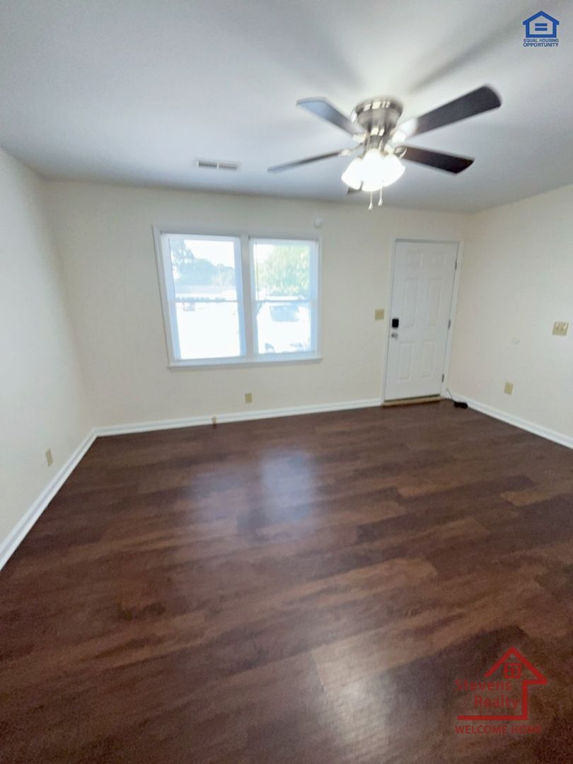 Building Photo - 702 Couch St