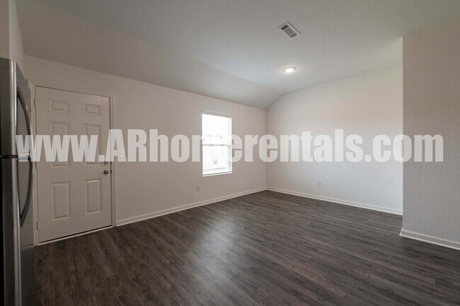 Building Photo - Large 4 Bedroom Home!