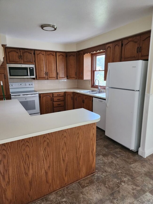 Building Photo - Nice home with fenced yard