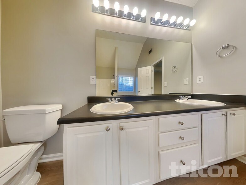 Building Photo - 3021 Tennyson Dr